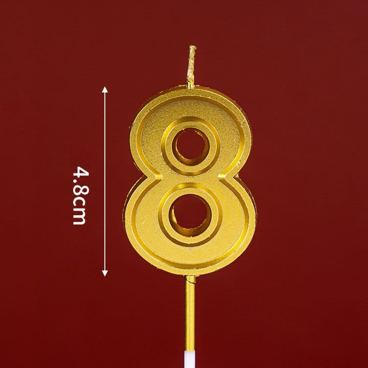 Lumanare pentru Tort Cifra 8, Design Elegant cu Finisaj Stralucitor, Ideala pentru Aniversari si Evenimente Festive, Ceara, 4.8 cm, Aurie
