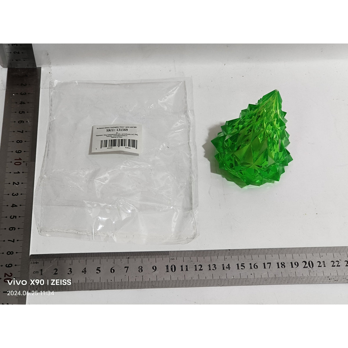 Lampa de Veghe, Model Iceberg, Lumina Rece Discreta, Design Minimalist, Alimentare cu Baterii, Plastic, Verde, 6.5 x 8 cm