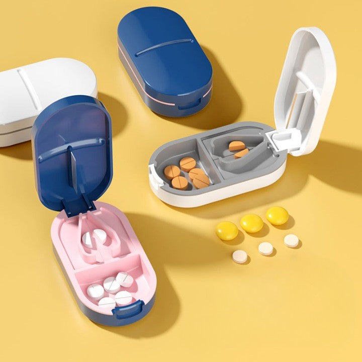 Organizator Medicamente 3 In 1, Dispozitiv Pentru Taiere Si Sfarmare Pastile, Compartiment Depozitare Si Perie Curatare, Plastic ABS, 8.5x4.5x2.5 cm, Alb