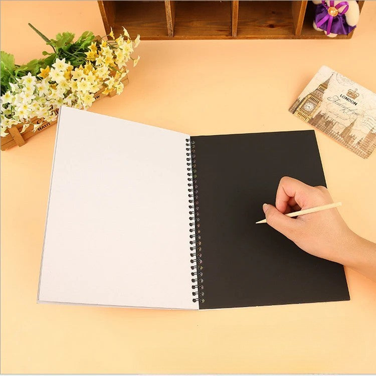 Caiet Hartie De Razuit Pentru Desen, Efect Magic Curcubeu, Include Stilou Din Lemn, 10 Foi A4, 250 g, 19 x 26 cm, Negru