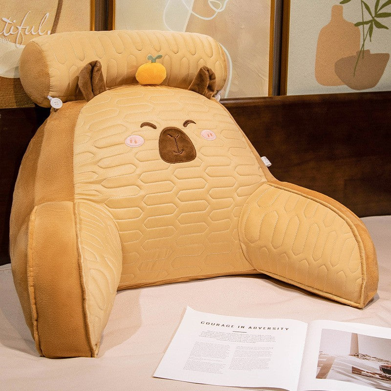 Perna Multifunctionala si Spatar pentru Pat, Protectie Lombara Ergonomica, Design Capybara cu Portocala, Material Latex Flexibil, 60 x 40 cm, Maro Inchis