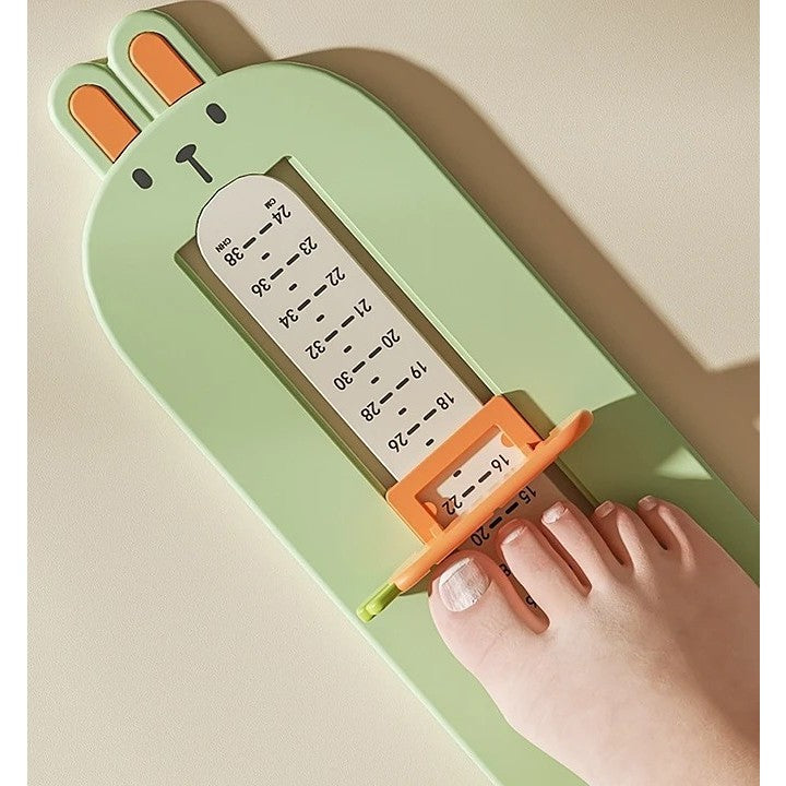 Dispozitiv de Masurat Talpa Piciorului pentru Bebelusi si Copii, Rigla Masurare Incaltaminte cu Deflector Glisant, Material Plastic ABS, Model Iepuras, 32 x 9 cm, Verde