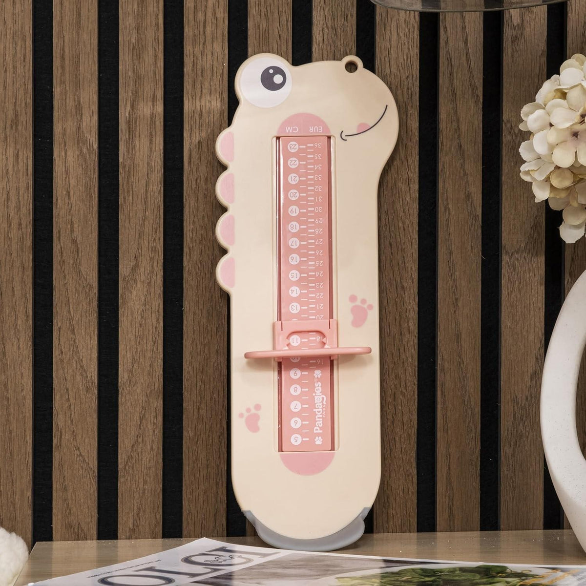 Dispozitiv De Masurat Talpa Piciorului Pentru Bebelusi Si Copii, Rigla Masurare Incaltaminte Cu Cursor Reglabil, Plastic ABS Fara BPA, Model Dinozaur, 31 x 11.5 cm, Roz