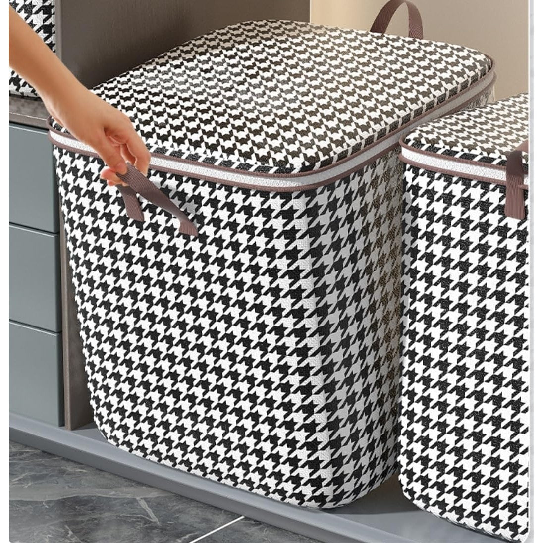 Cutie Depozitare Haine si Lenjerii, Organizator Pliabil cu Fermoar si Maner Ranforsat, Material Textil Rezistent, Model Carouri Alb-Negru, 100 Litri, 40x50x50 cm