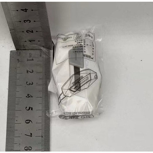 Cutter Pentru Cutii Si Pachete, Lama Zimtata Cu Varf Rotunjit Si Magnet, Tip Breloc, ABS Si Otel Inoxidabil, 6.5x3.5 cm, Alb
