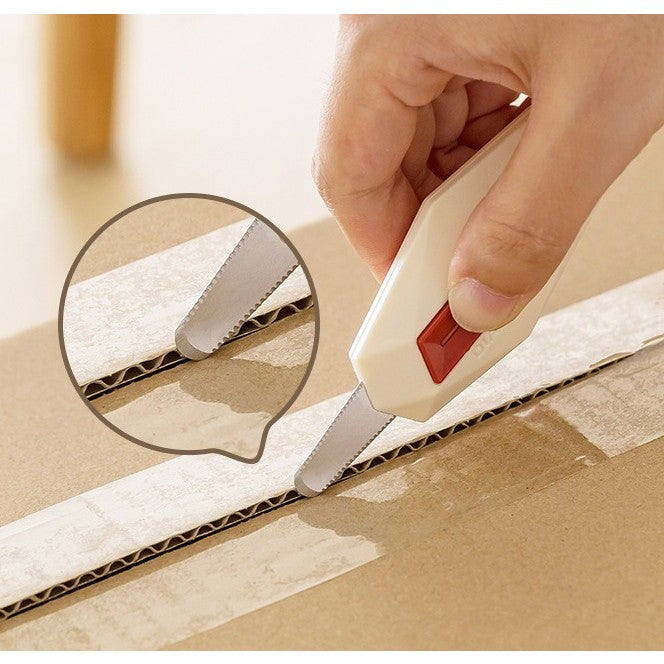 Cutter pentru Cutii si Colete, Varf Rotunjit cu Lama Zimtata, Rebound Automat si Magnet, ABS si Otel Inoxidabil, Tip Breloc, 6.5x3.5 cm, Crem