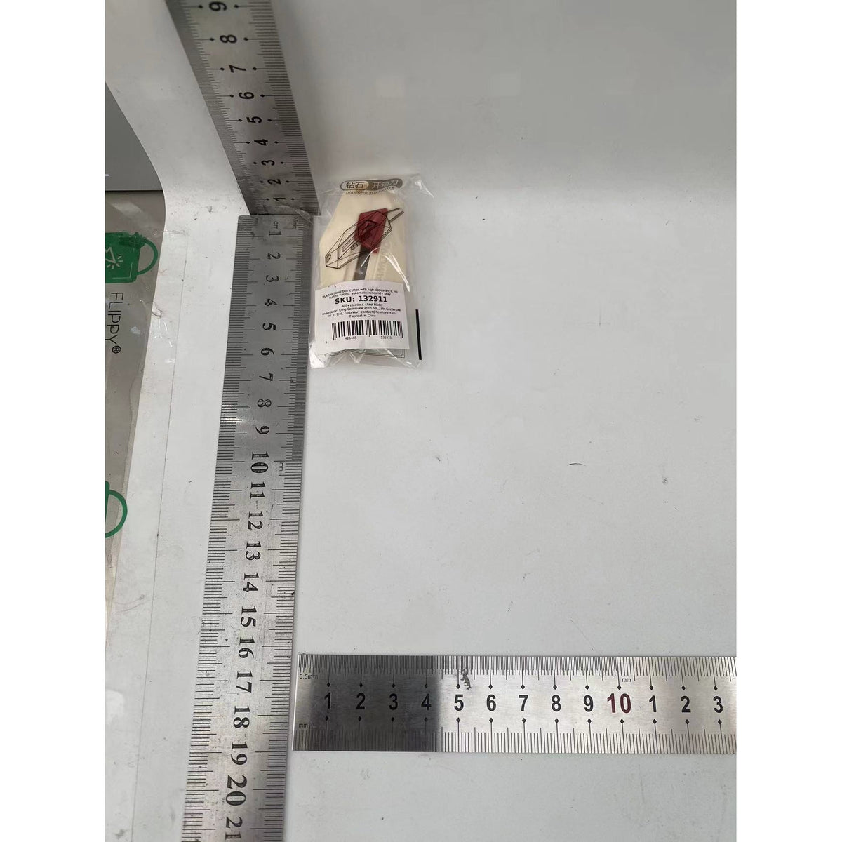 Cutter pentru Cutii si Colete, Varf Rotunjit cu Lama Zimtata, Rebound Automat si Magnet, ABS si Otel Inoxidabil, Tip Breloc, 6.5x3.5 cm, Crem
