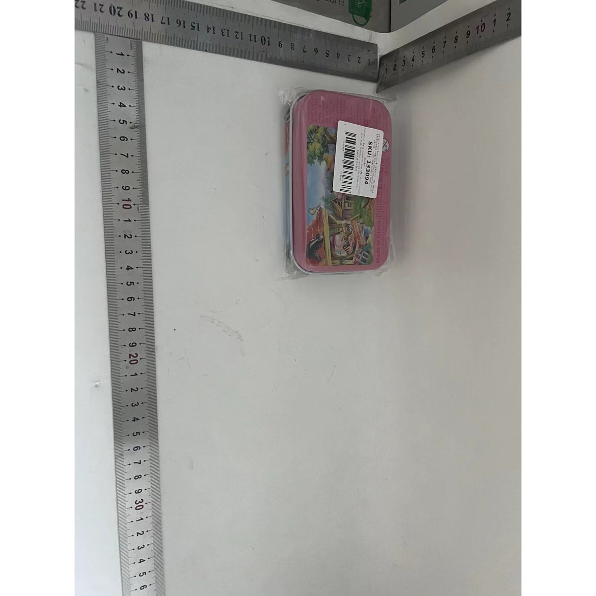Puzzle Educativ din Lemn, Model Cei Trei Purcelusi, 60 Piese, Dezvoltare Abilitati Cognitive si Motorii, Cutie Metalica pentru Depozitare, 22.5x13.5 cm, Multicolor