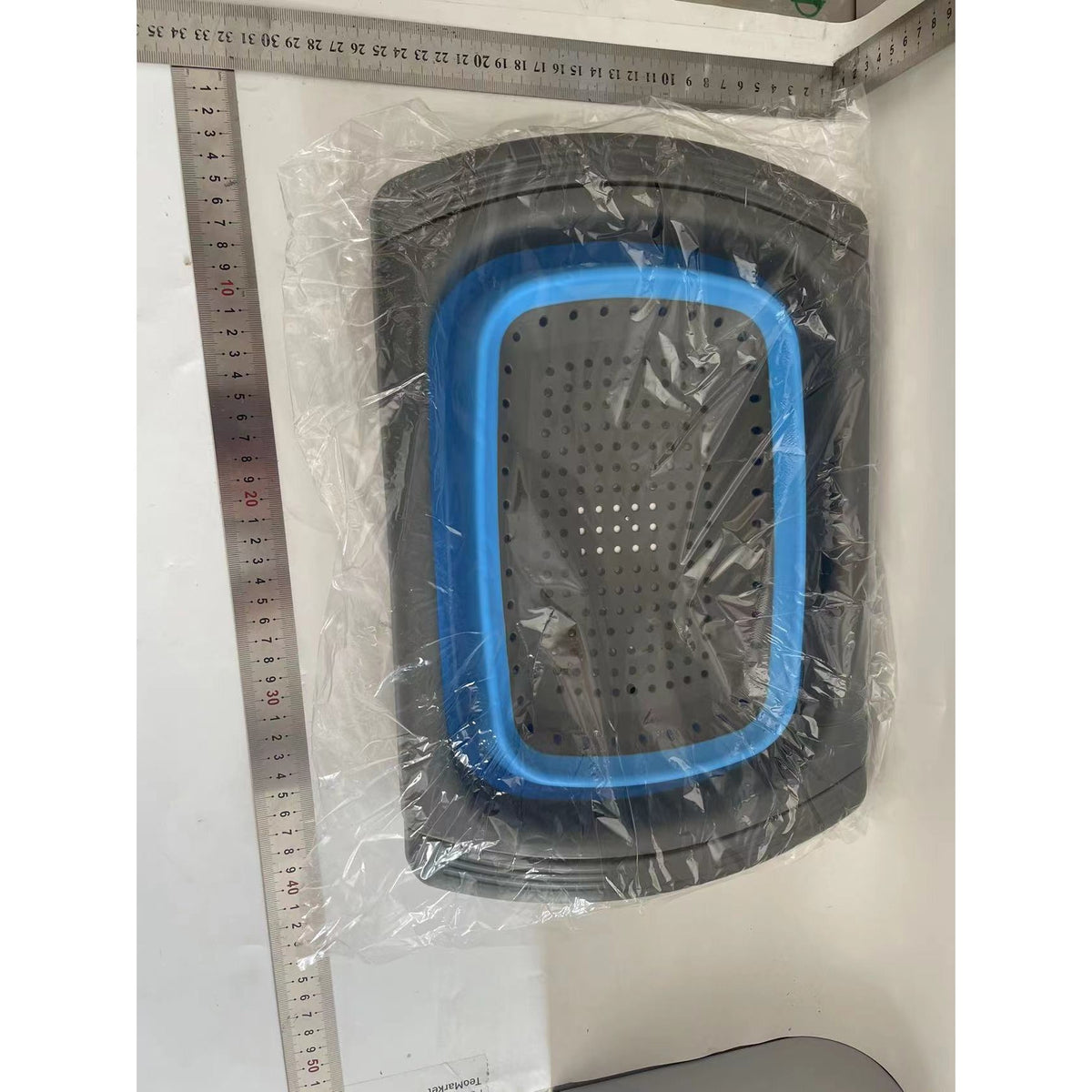 Cos de Scurgere Retractabil pentru Chiuveta, Filtru pentru Fructe si Legume, Design Extensibil 39-61 cm, Plastic Rezistent cu Manere, Albastru