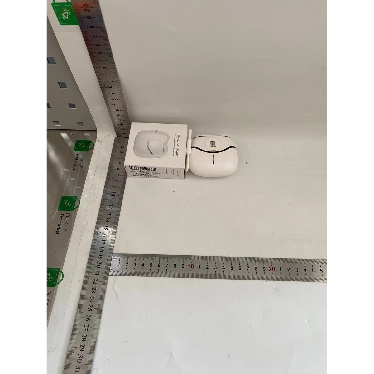 Unghiera Electrica pentru Copii si Adulti, Dispozitiv Portabil de Taiat si Pilat Unghiile, Zgomot Redus 50 dB, Alimentare 2 Baterii AA, 7.4 x 7.3 x 3 cm, Alb/Negru