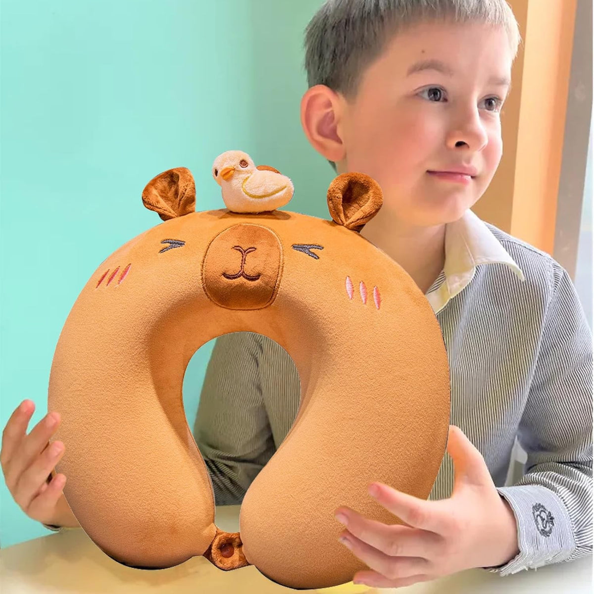 Pernă de Călătorie Ergonomică pentru Gât și Cap, Umplutură Spumă cu Memorie, Husă Detașabilă din Catifea, Sistem Prindere Capse, 30x30 cm, Model Capybara, Maro