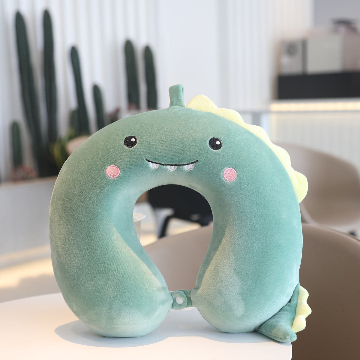 Pernă de Călătorie în Formă de U, Spumă cu Memorie, Design Ergonomic, Husă Detașabilă din Catifea, Sistem Prindere Capse, 30x30 cm, Model Dinozaur Verde