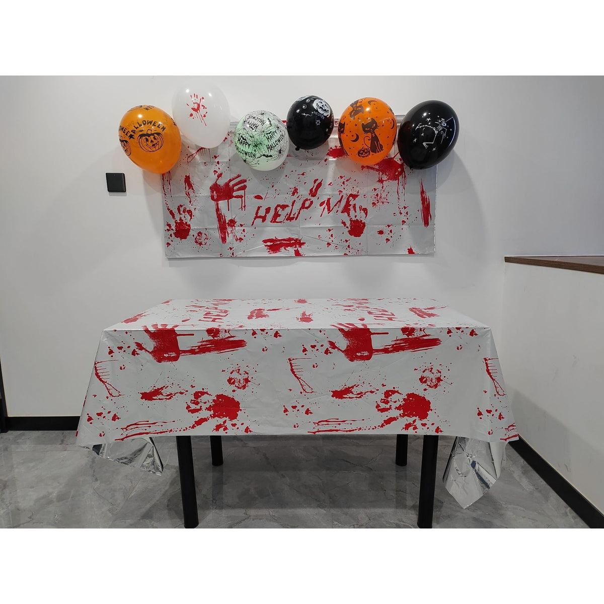 Fata de Masa Halloween Help Me, Protectie Masa Petreceri, Imprimeu Tematic Sangeros, Material Folie PET Plastifiata, 137 x 183 cm, Alb/Rosu