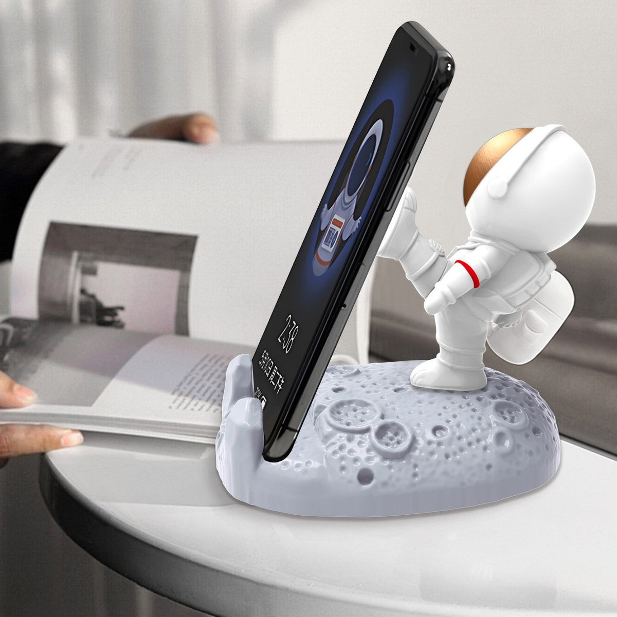 Suport Telefon pentru Birou, Statueta Decorativa Model Astronaut, Suport Mobil pentru Copii, Rasina, 9 x 10 x 6.5 cm, Alb/Auriu