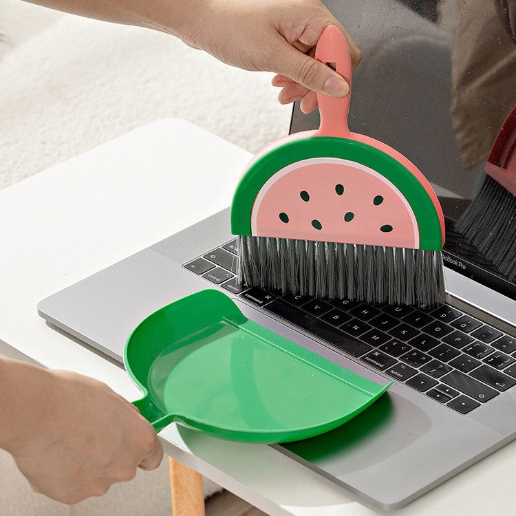 Little Cleaner Set Mini Matura si Faras pentru Birou si Bucatarie, Design Fructe Pepene Verde, Plastic, 23 x 18 cm, Roz-Verde