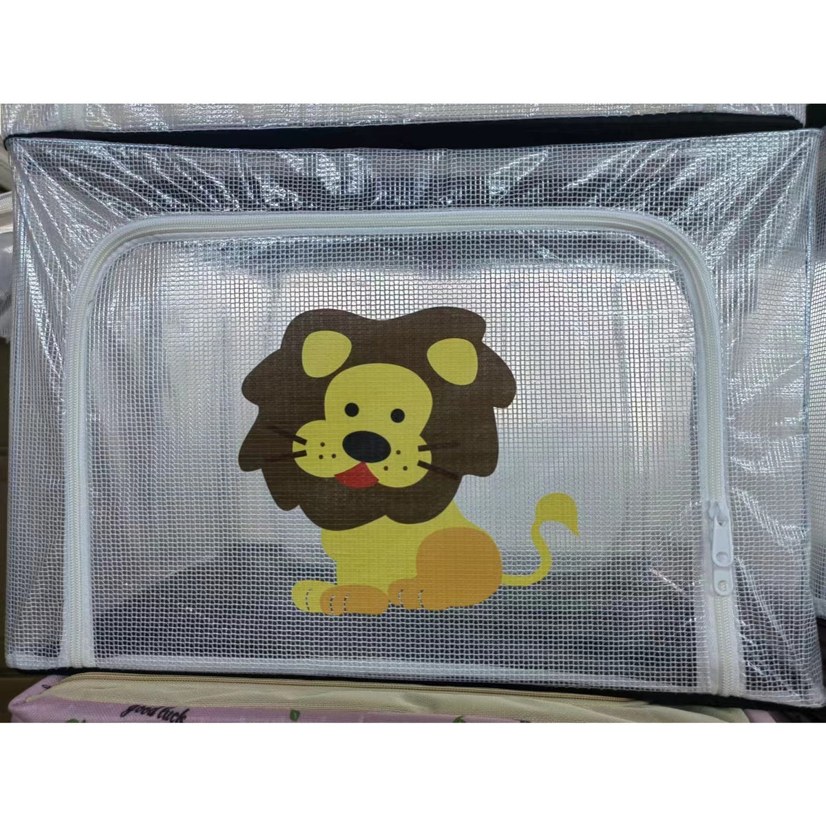 Cutie Depozitare Jucării și Haine, Organizator Camera Copiilor cu Cadru Metalic și Fermoar, PVC Transparent, Model Leu, 66L, 50 x 40 x 33 cm
