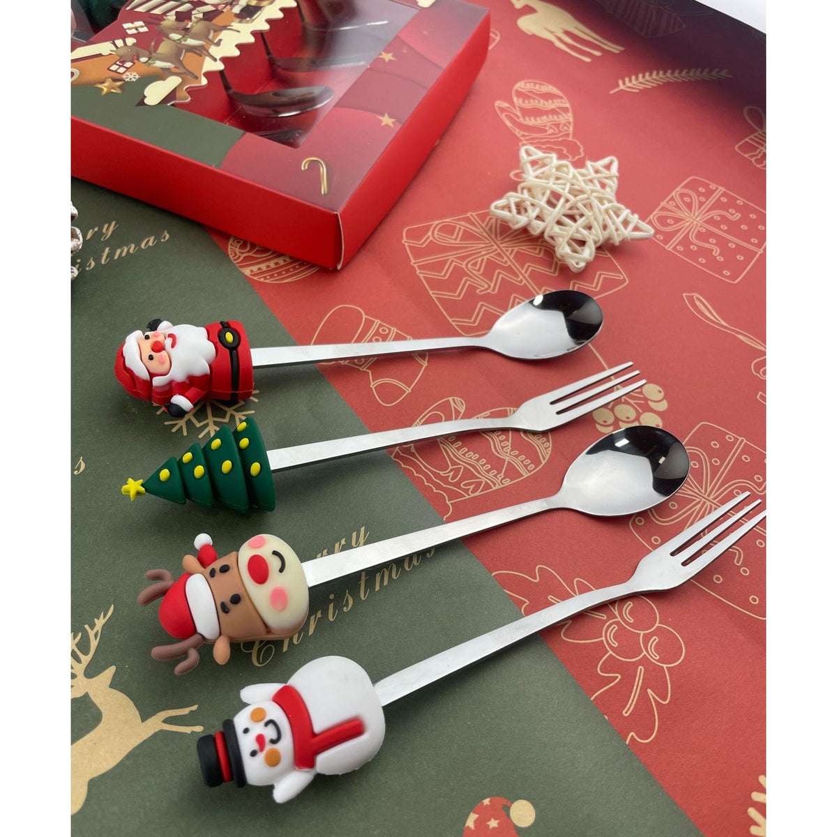 Set 4 Tacamuri pentru Craciun cu Figurine din Silicon, 2 Linguri si 2 Furculite, Otel Inoxidabil 410, Cutie Cadou Festiva, 13.5 cm, Rosu