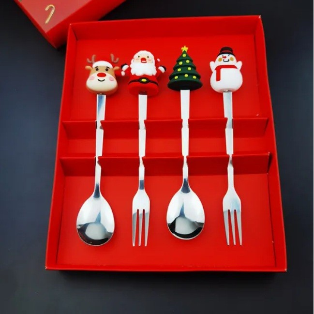 Set 4 Tacamuri pentru Craciun cu Figurine din Silicon, 2 Linguri si 2 Furculite, Otel Inoxidabil 410, Cutie Cadou Festiva, 13.5 cm, Rosu