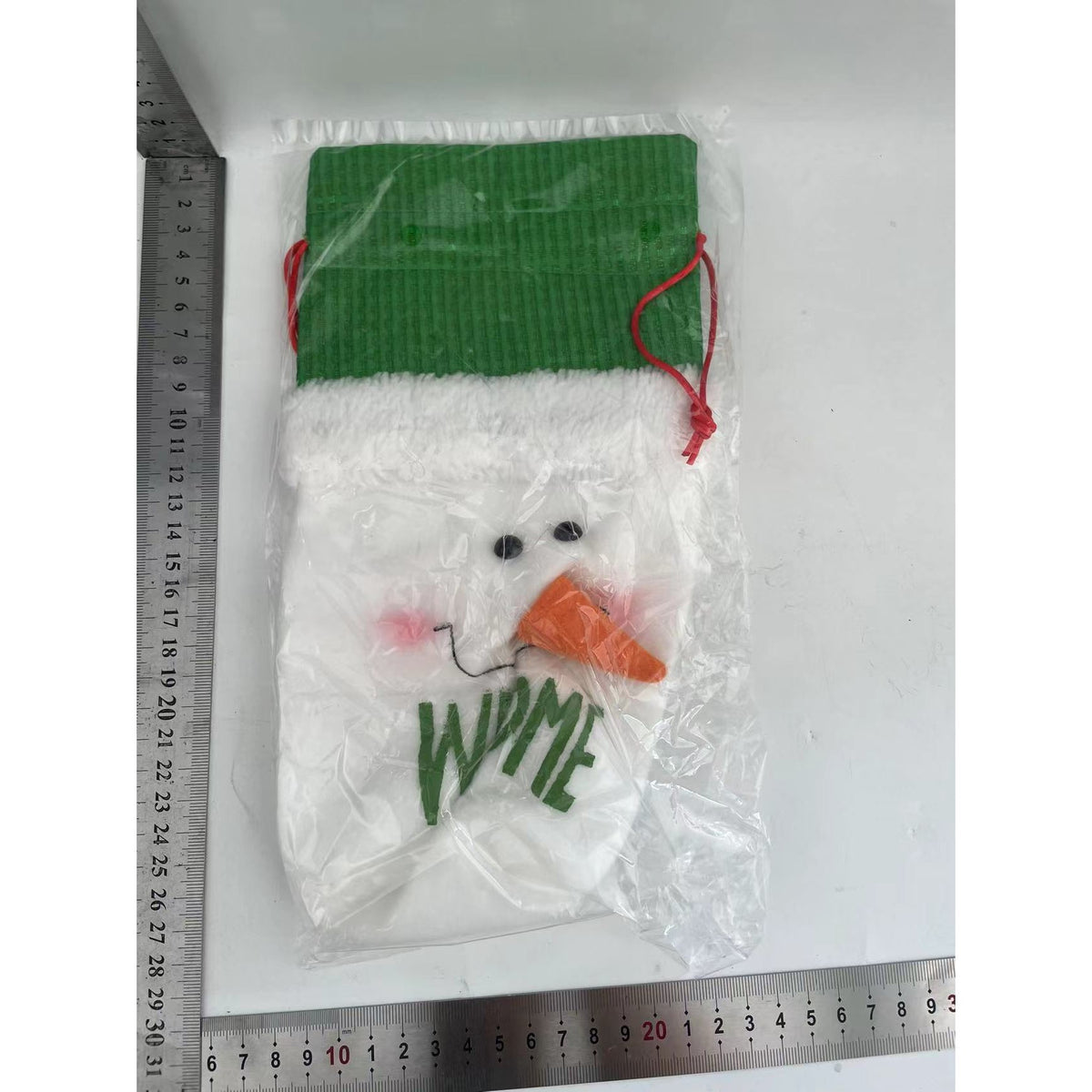 Săculeț de Crăciun pentru Sticlă, Model Om de Zăpadă Accesorizat, Ambalaj Cadou Textil, Marime Universala, 13x28 cm, Verde