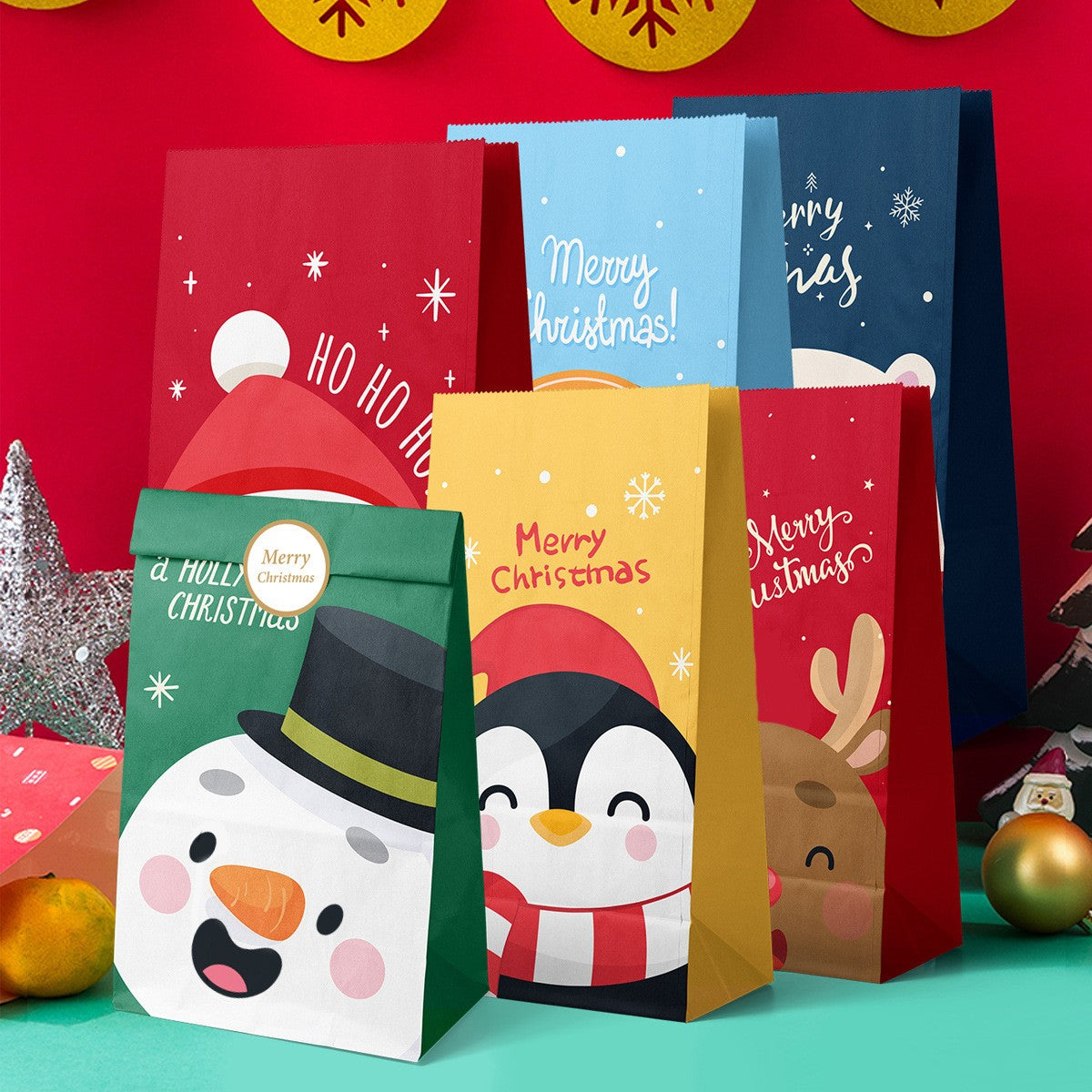 Set 12 Pungi de Cadou pentru Craciun, Personaje Festive si 12 Stickere Incluse, Hartie Kraft Ecologica, 24 x 13 x 8 cm, Multicolor