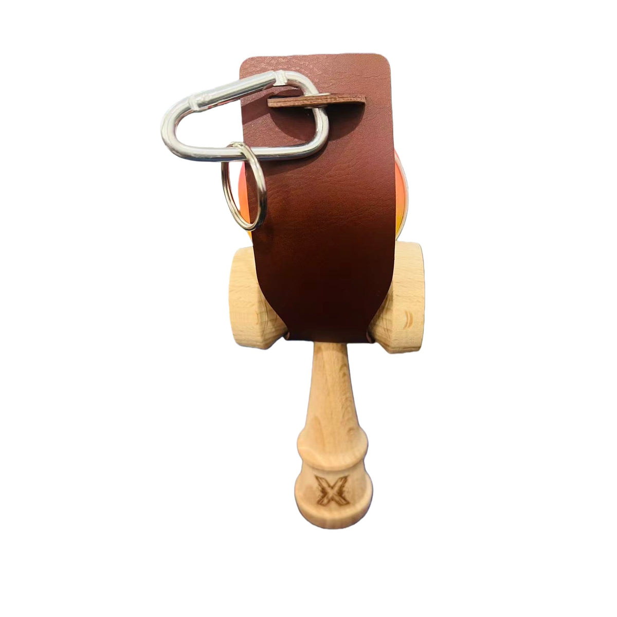 Husa Suport Pentru Kendama, Accesoriu Tip Breloc Cu Catarama Metalica, Piele Ecologica Rezistenta, Diametru 6 cm, Maro