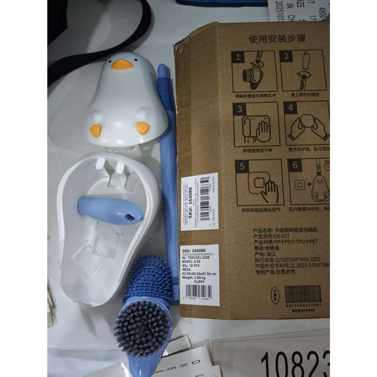 Perie de Toaletă cu Rezervor Detergent, 2 Tipuri de Perii TPR și PET, Suport de Perete Fără Găurire, Model Rață, Albastru