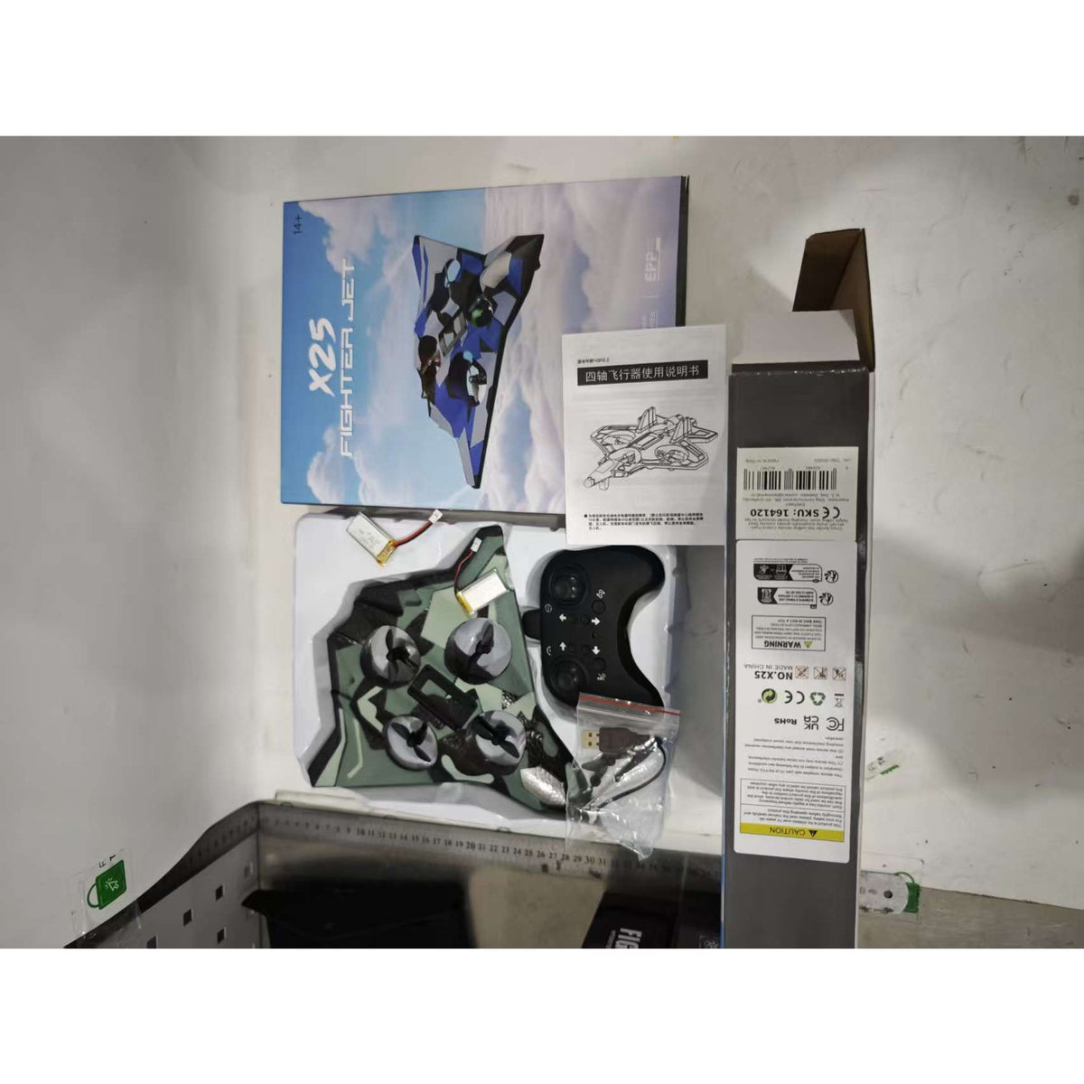 Avion de Lupta cu Telecomanda, Tip Drona cu Giroscop pe 6 Axe, Rotire 360 Grade si Lumini LED, Material Spuma EVA Rezistenta, 2.4 GHz, Raza 100 m, Verde Army, 24 x 25.5 x 4.2 cm