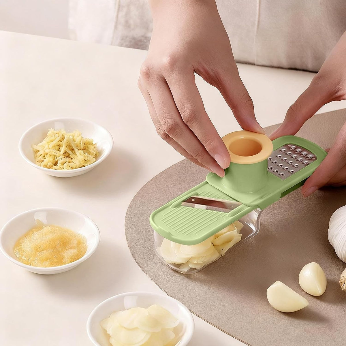Razatoare Manuala Multifunctionala 3 in 1, Feliator si Mandolina pentru Legume si Usturoi, Recipient Stocare si Protectie Maini, Otel Inoxidabil si Plastic, 15.5 cm, Verde