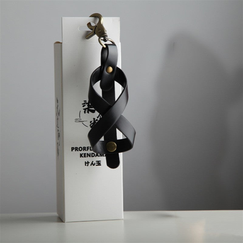 Husa Kendama, Suport Depozitare si Transport Tip Breloc, Catarama Metalica si Inchidere cu Capse, Piele Ecologica, 12 x 6 cm, Negru