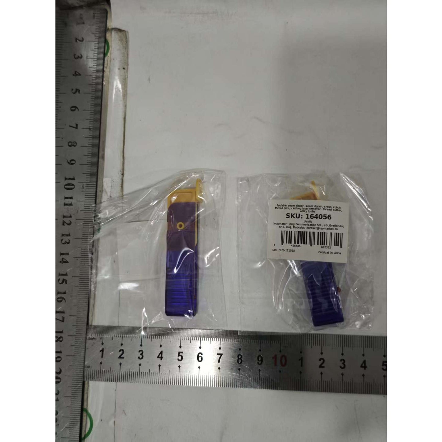 Dispozitiv pentru Descusut si Taietor de Etichete, Instrument 2-in-1 pentru Croitorie si DIY, Design Pliabil si Ergonomic, Plastic si Metal, 1.7 x 7 cm, Mov