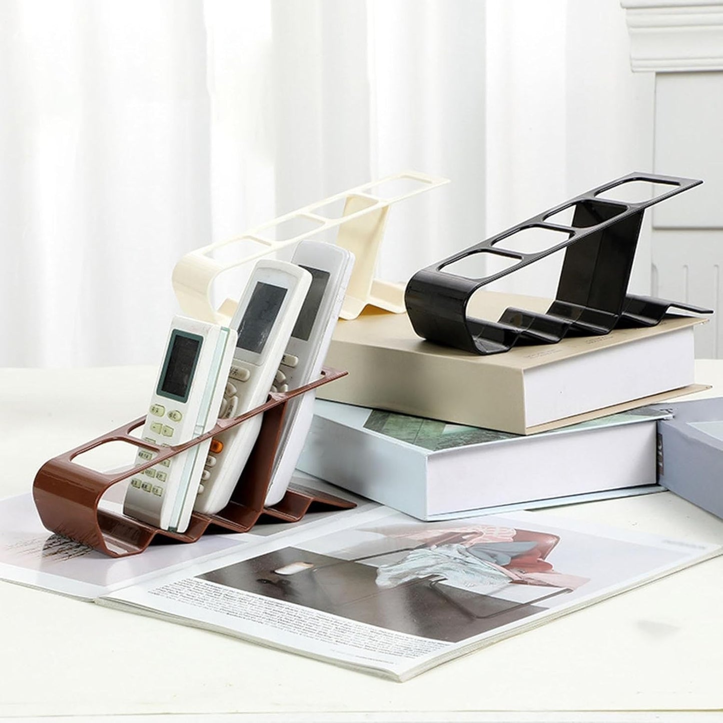 Suport Organizator de Birou pentru Telecomenzi și Telefoane, 4 Compartimente Multifuncționale, Plastic Rezistent, 18 x 7 x 9 cm, Maro