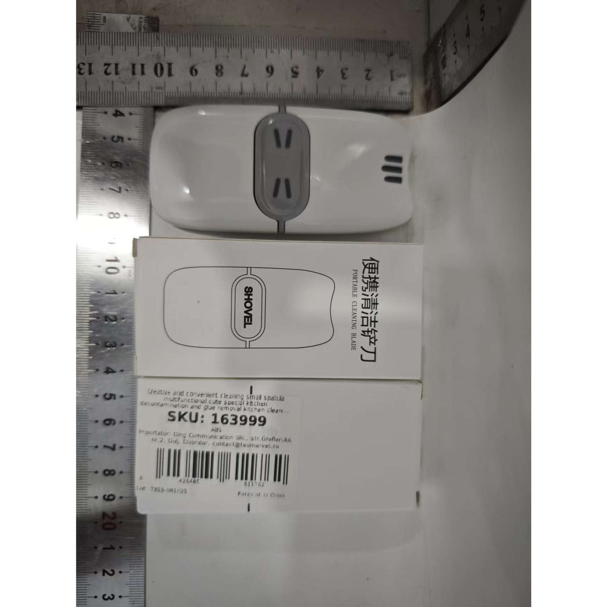 Mini Racleta De Curatare Pentru Etichete Si Adezivi, Razuitor Multifunctional Din ABS Si Metal, 2 Lame Metalice Incluse, 10 x 4.8 x 1 cm, Alb/Gri