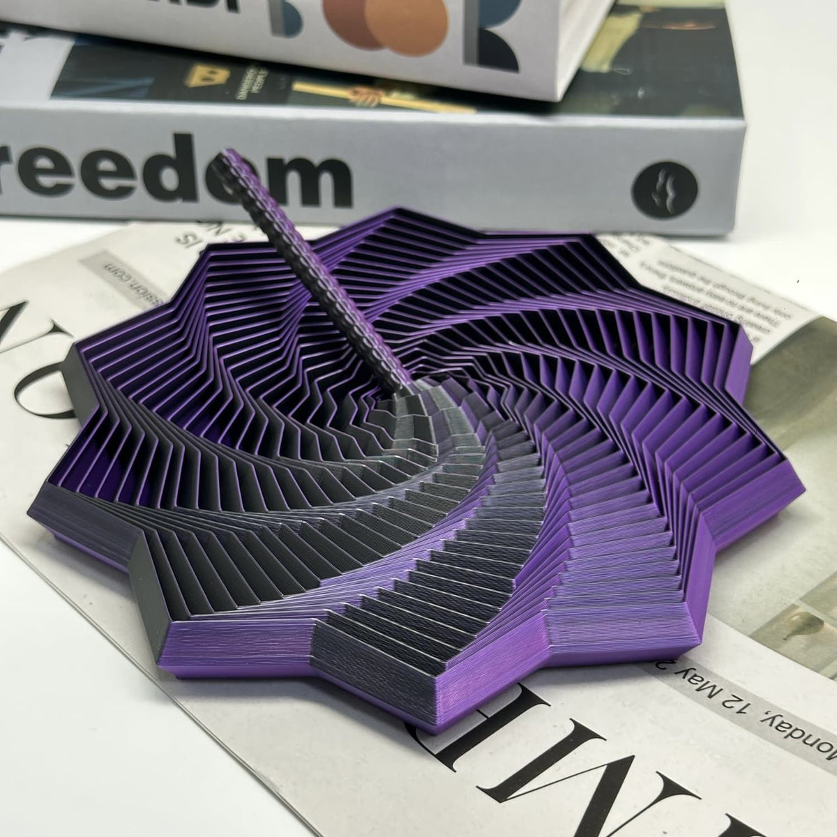Jucarie Decompresie Anti-stress, Stea 3D Geometrica Extensibila cu Maner Spirala, Turn Magic Senzorial, Material PLA Imprimat 3D, Efect DuoChrome, 17 cm, Negru/Violet