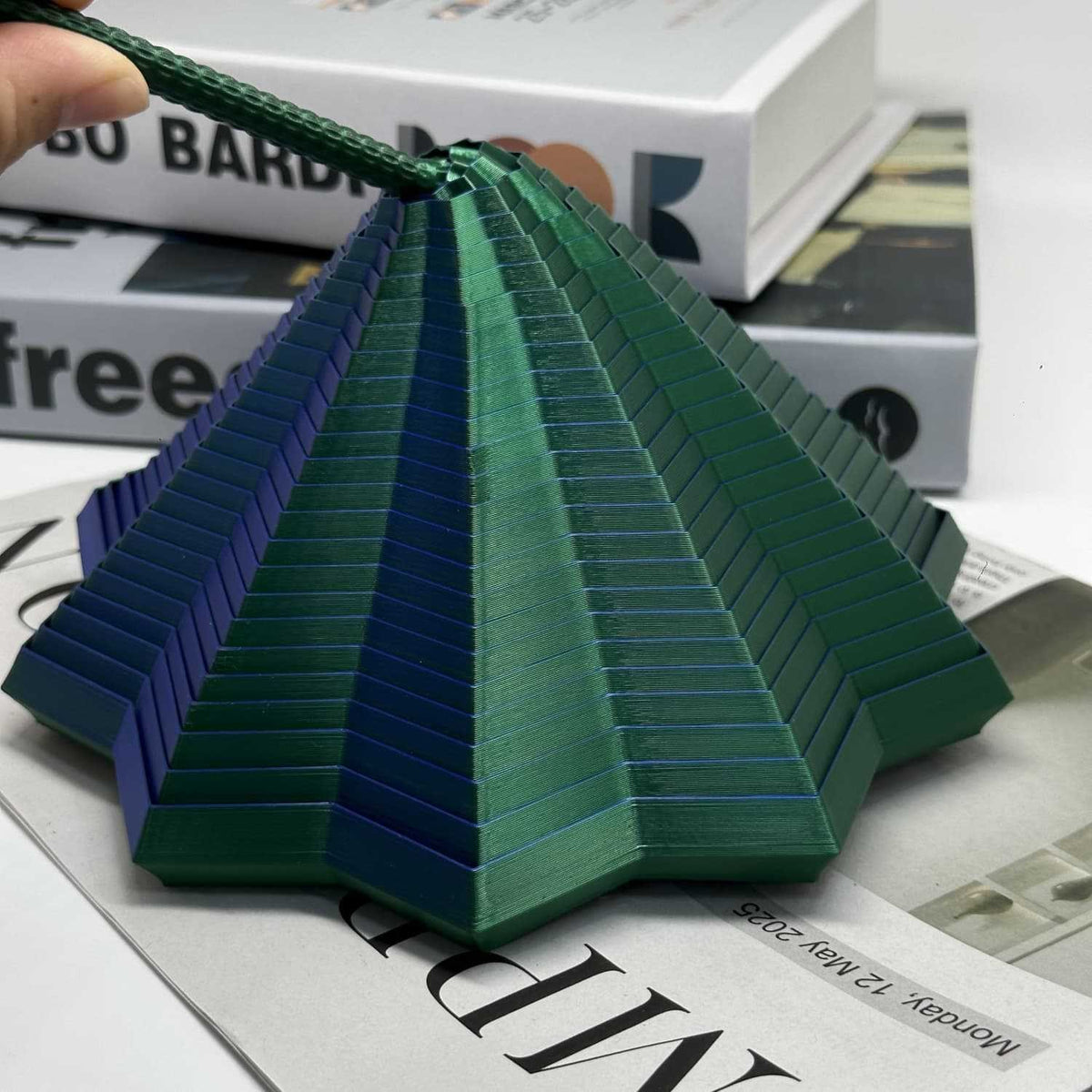 Jucarie Decompresie Anti-stress, Stea 3D Geometrica Extensibila, Model Turn Magic cu Maner Spirala, Tehnologie Imprimare 3D din Material PLA, Efect DuoChrome, 17 cm, Negru/Verde