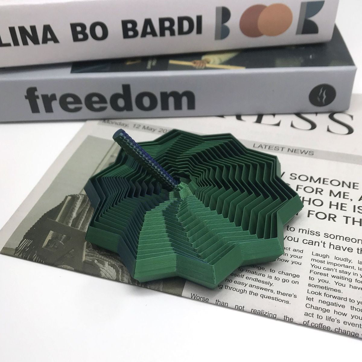 Jucarie Decompresie Anti-stress, Stea 3D Geometrica Extensibila, Turn Magic DuoChrome cu Maner Spirala, Imprimare 3D din PLA, 11 cm, Negru/Verde