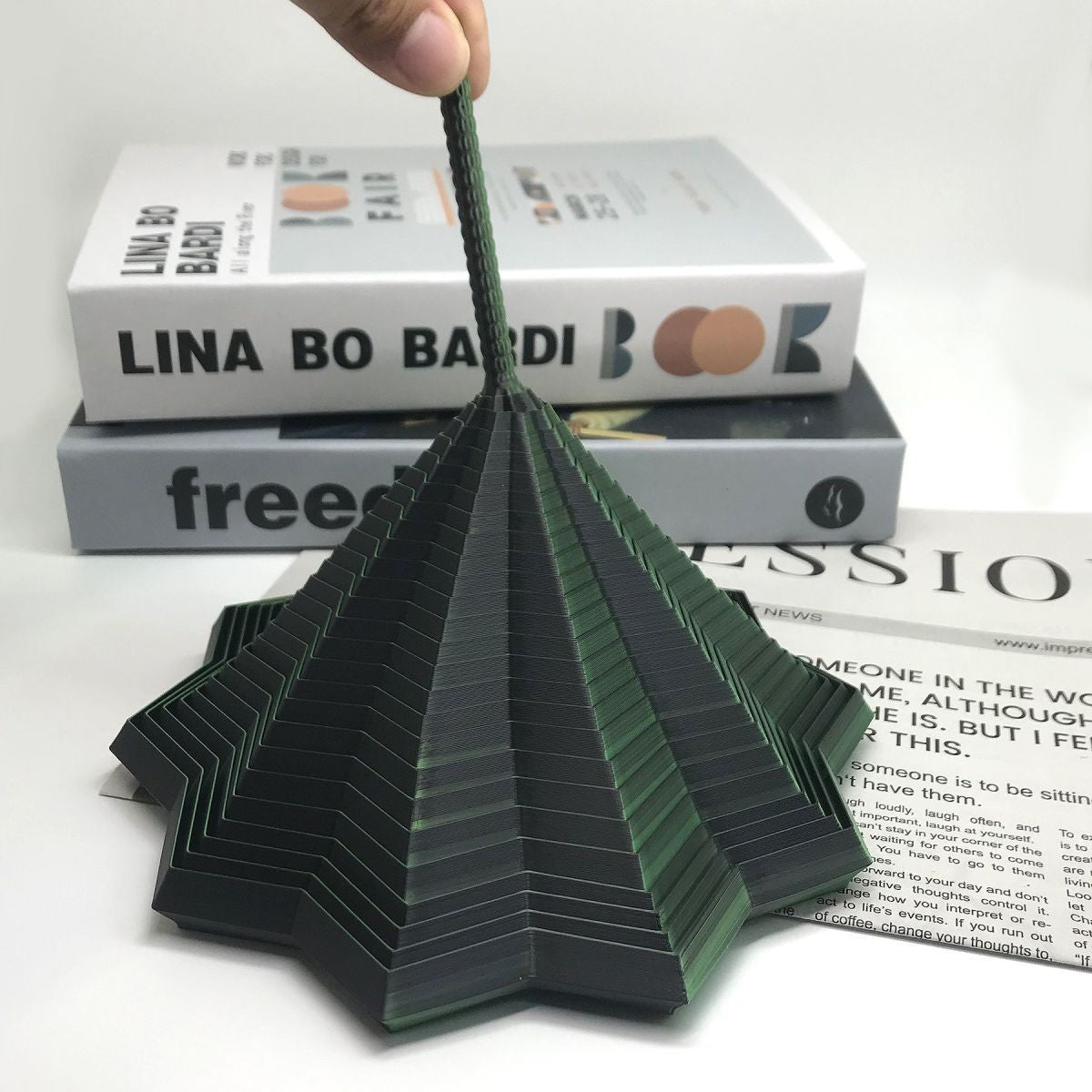 Jucarie Decompresie Anti-Stress, Stea 3D Geometrica cu Maner Spirala, Turn Magic Extensibil si Rotativ, Material PLA Imprimat 3D, 8.6 cm, Negru/Verde DuoChrome