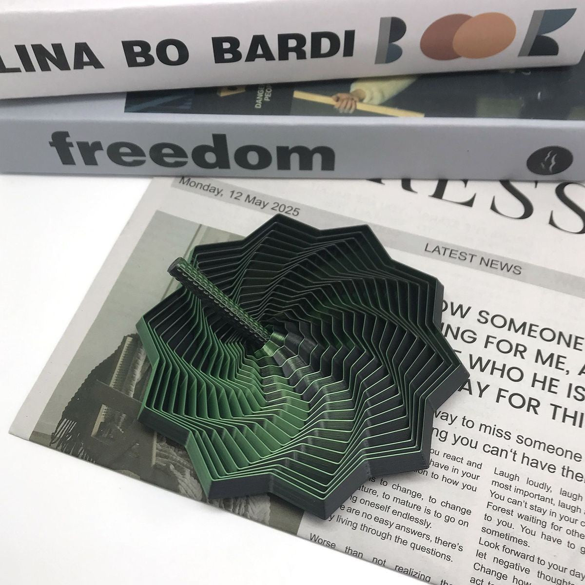 Jucarie Decompresie Anti-Stress, Stea 3D Geometrica cu Maner Spirala, Turn Magic Extensibil si Rotativ, Material PLA Imprimat 3D, 8.6 cm, Negru/Verde DuoChrome