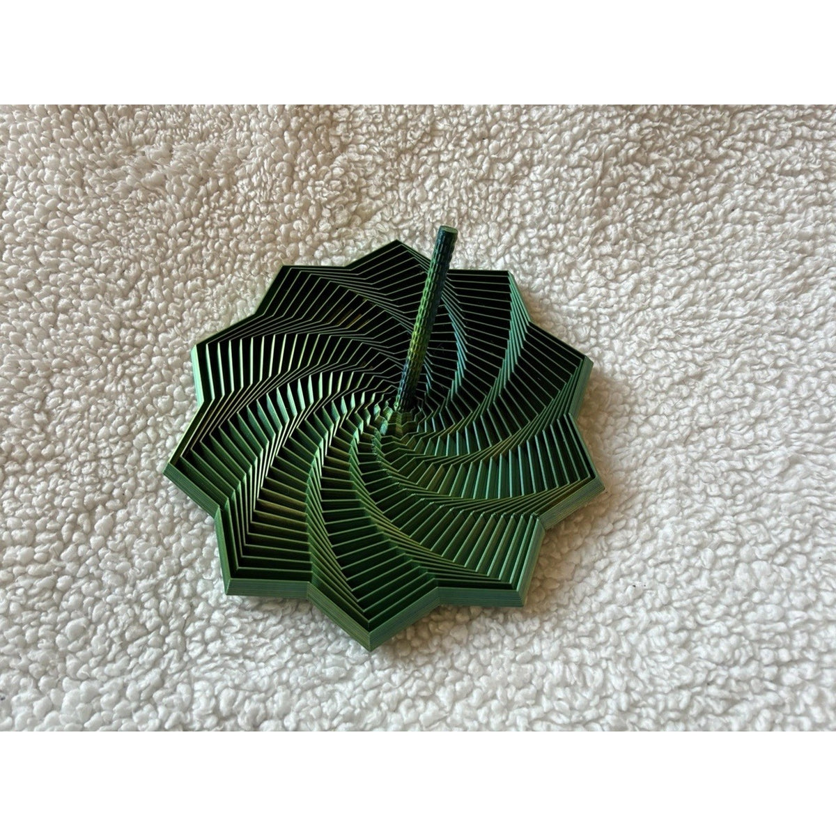 Jucarie Decompresie Anti-Stress, Stea 3D Geometrica cu Maner Spirala, Turn Magic Extensibil si Rotativ, Material PLA Imprimat 3D, 8.6 cm, Negru/Verde DuoChrome