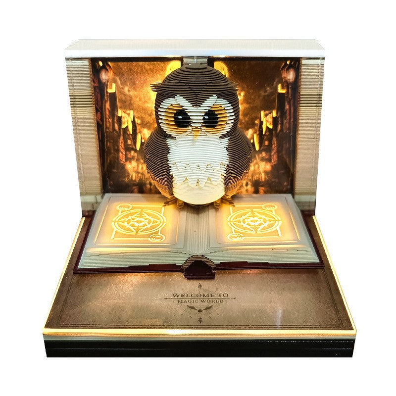 Calendar Interactiv 3D 2026, Sculptura Tip Carte cu Iluminare LED, Model Bufnita Magic World, Ornament pentru Birou, Maro, 9 x 9 x 6.8 cm
