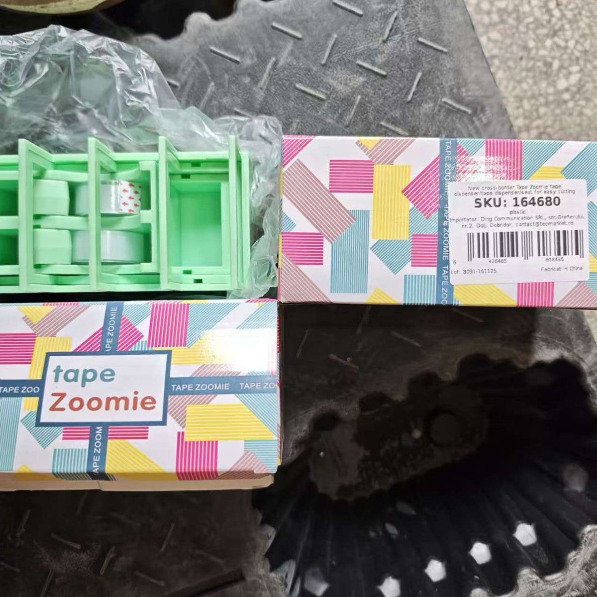 Dispenser Banda Adeziva, Suport Stabil cu Brat Extensibil pentru Birou si Scoala, Plastic Rezistent, 15.5 x 7.7 x 7.4 cm, Verde/Violet