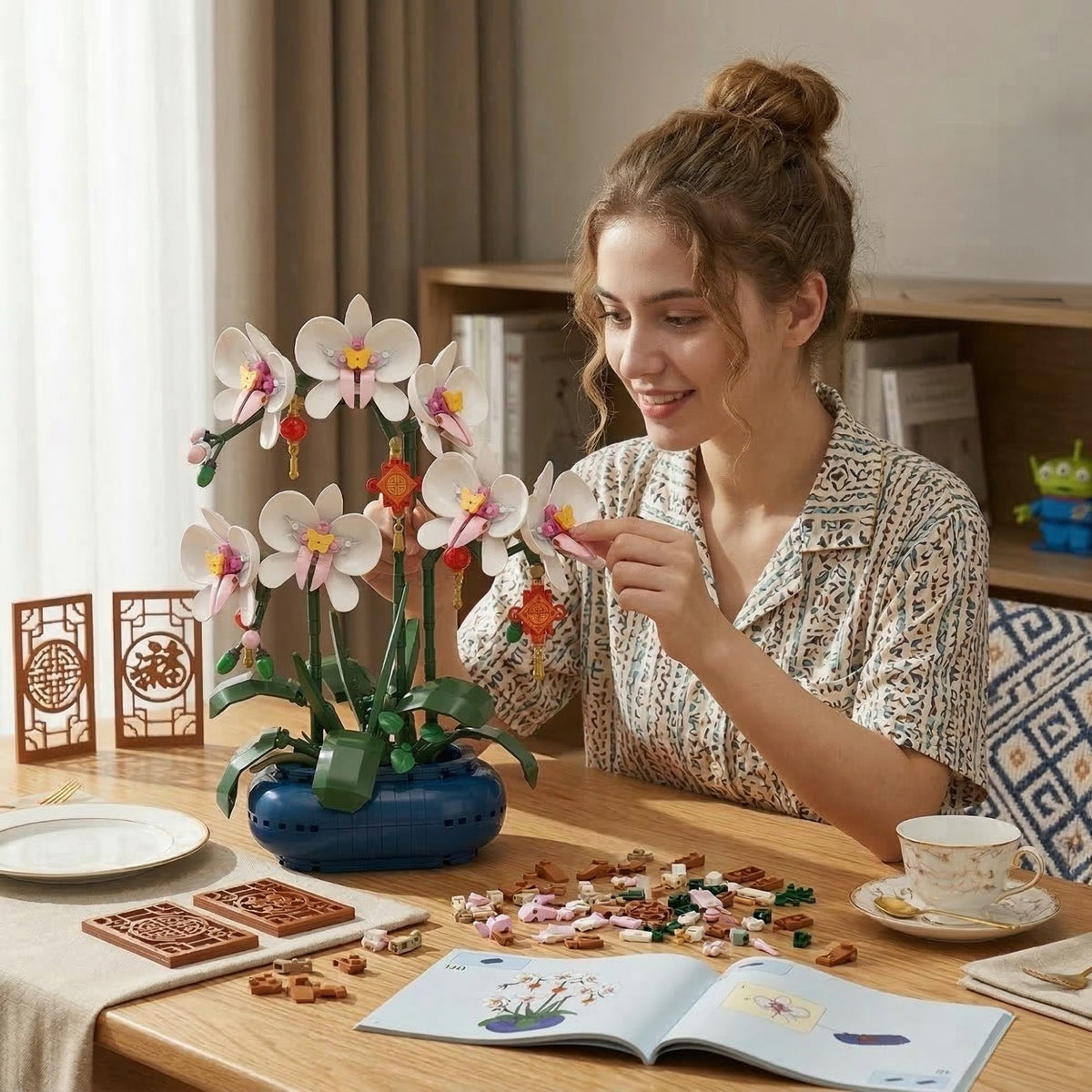 Set de Constructie Orhidee in Vaza, Planta Artificiala Decorativa, Model Floral Creativ Adulti si Copii, 587 Piese, Alb/Mov