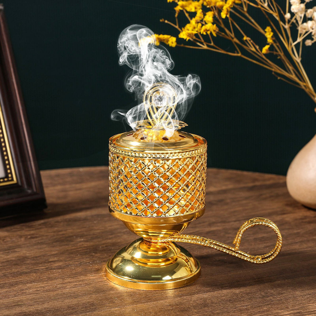 Arzator de Tamaie cu Carbune, Suport Oriental pentru Meditatie cu Capac Anti-Cenusa si Maner, Metal, 14 x 6.5 cm, Auriu