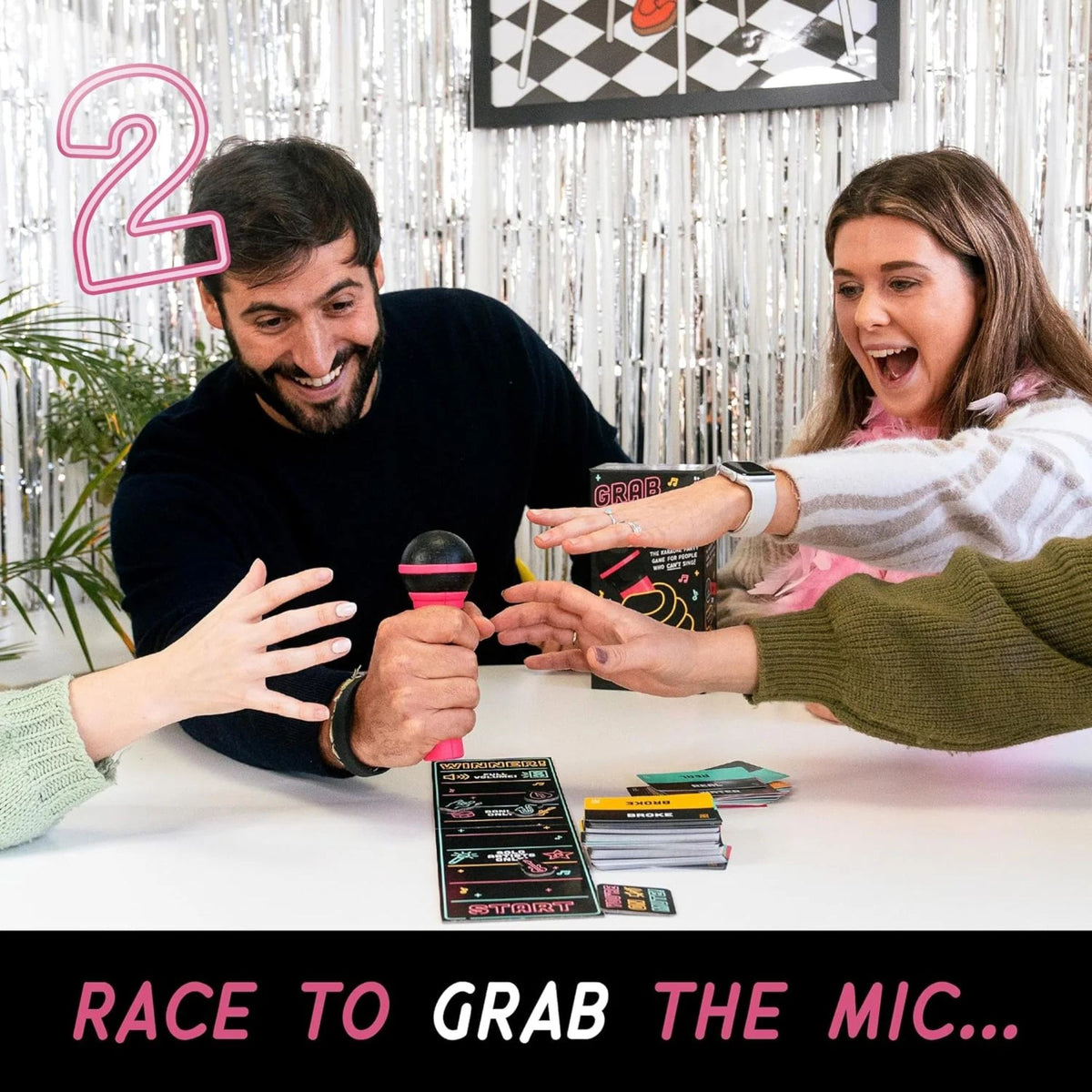 Joc de Societate Grab The Mic, Tip Karaoke cu Provocari Muzicale, 125 de Carti cu Cuvinte si Microfon din Spuma, Include Tabla de Joc si Jetoane, Multicolor, 11.5 x 22 x 7 cm