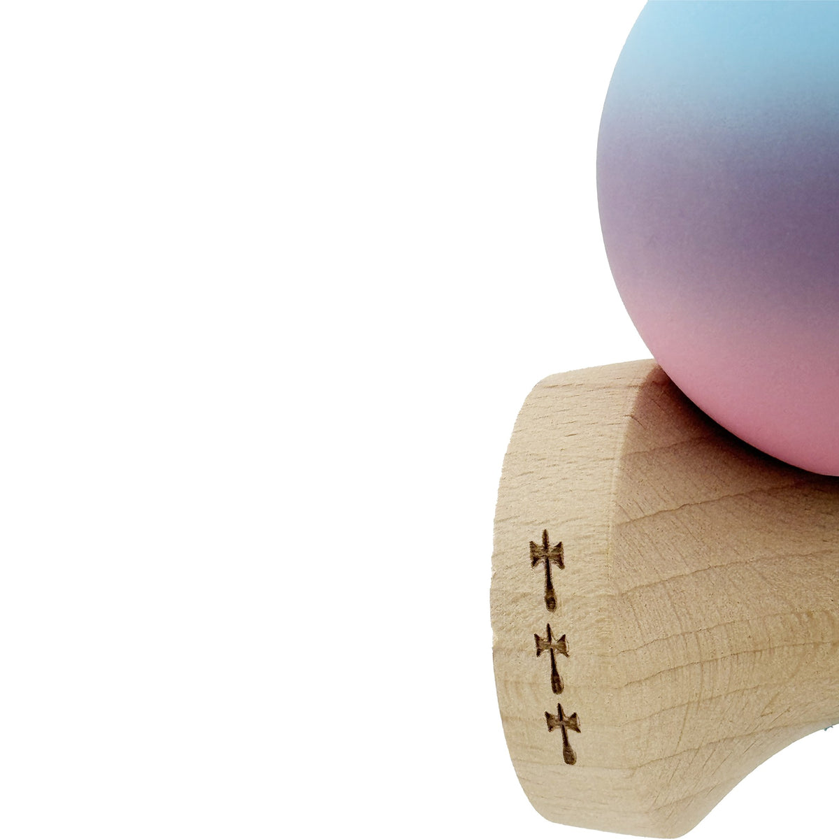 Kendama X Originala, Model V3 Albastru Deschis / Mov / Roz in Degrade, Profesionala, Cupe Mari King Size, Rubber Grip, Gaura in Baza, Rulment, Ata 55cm
