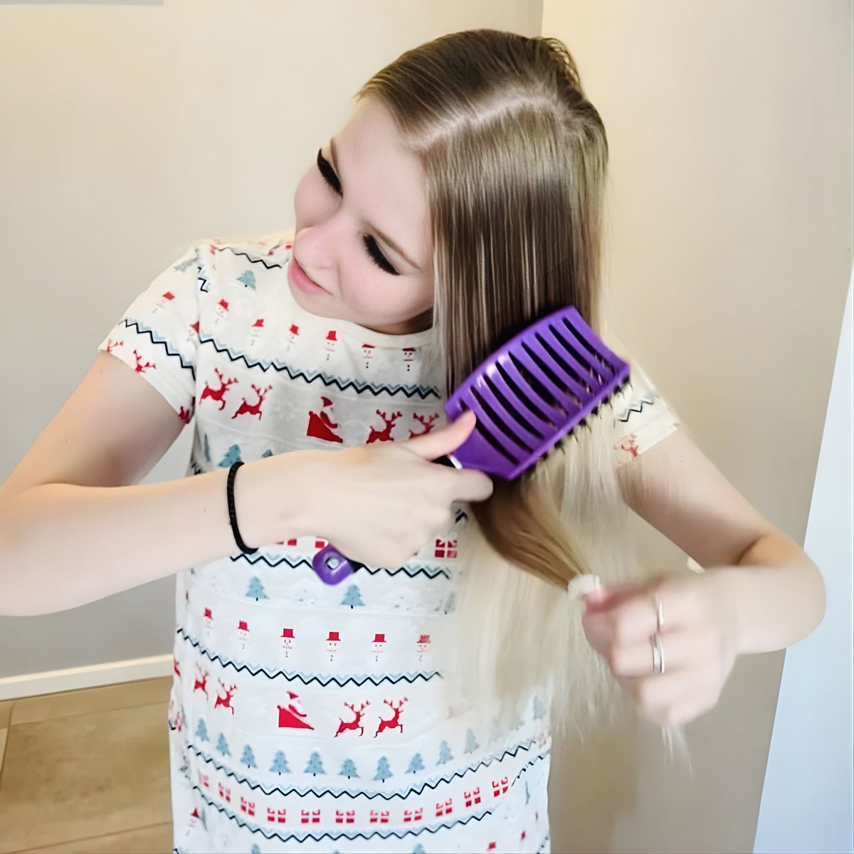 Perie de Par Curbata si Ventilata pentru Descurcare, Peri Naturali de Mistret si Nailon, Efect Masaj si Uscare Rapida, Maner Antiderapant, Wet & Dry, 24.5 x 6.5 cm, Violet