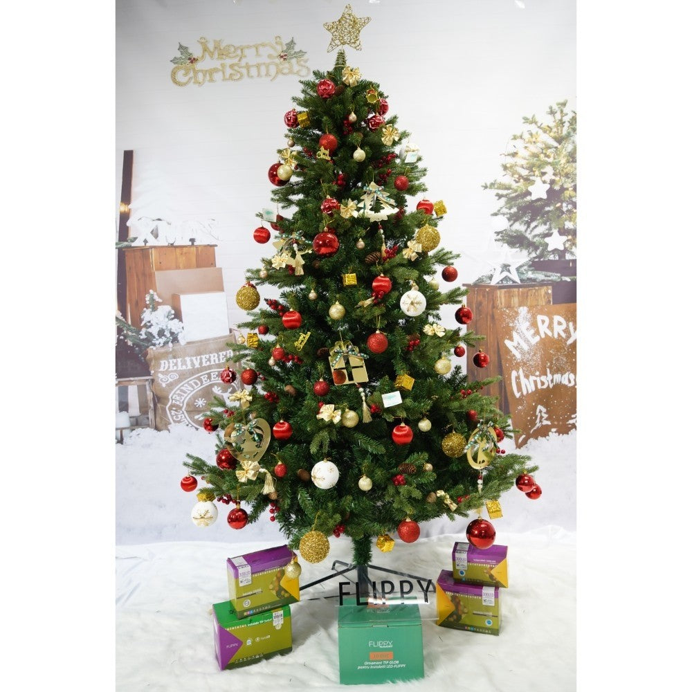 Brad Artificial de Craciun Decorat cu Conuri de Pin Rosii, Aspect Natural, 1172 Ramuri, Verde, Inaltime 210 cm, Diametru 137 cm, Suport Metalic Inclus