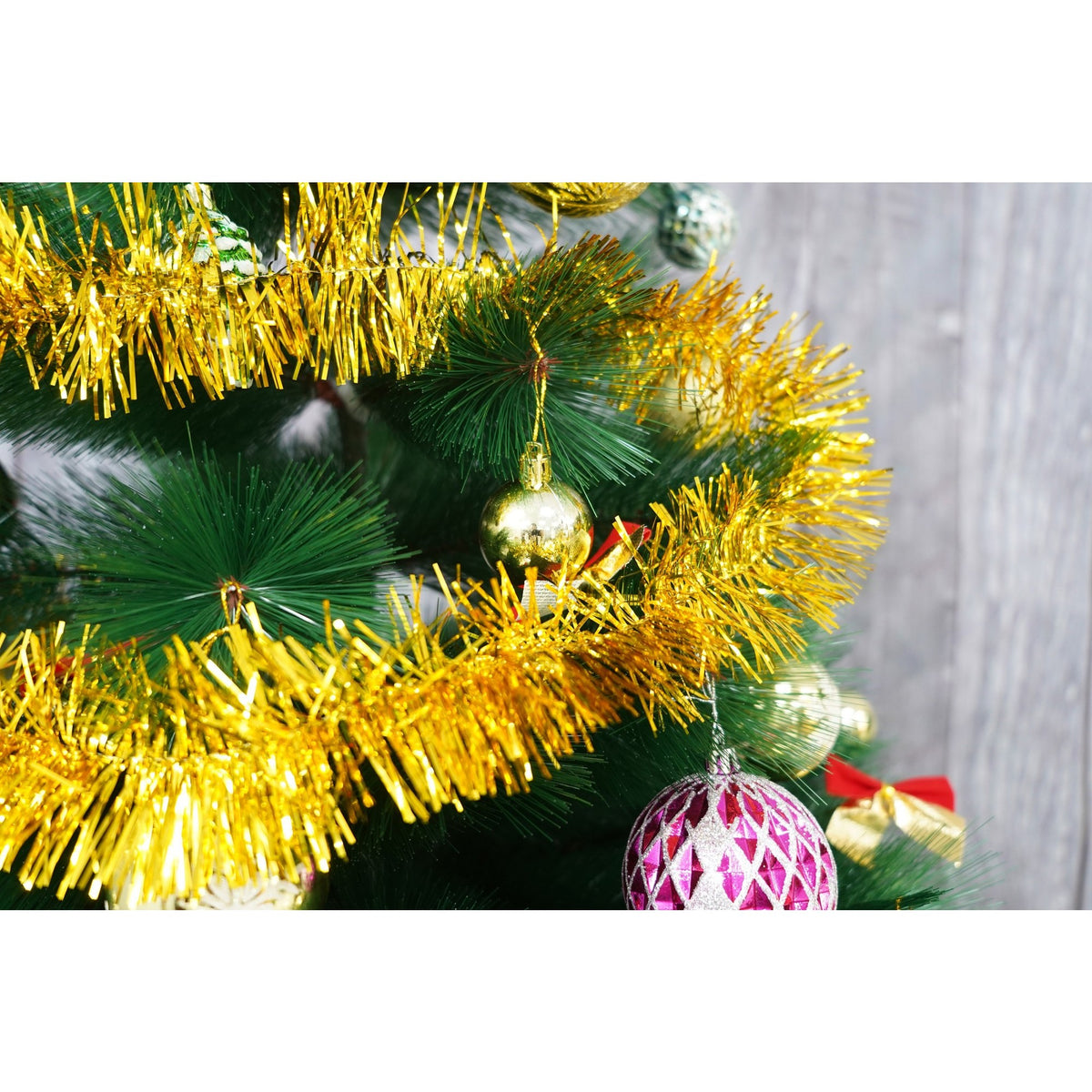 Beteala Craciun Stralucitoare, Decoratiune Pom din Folie PVC, Rezistenta Interior si Exterior, Auriu, 2 m x 7 cm