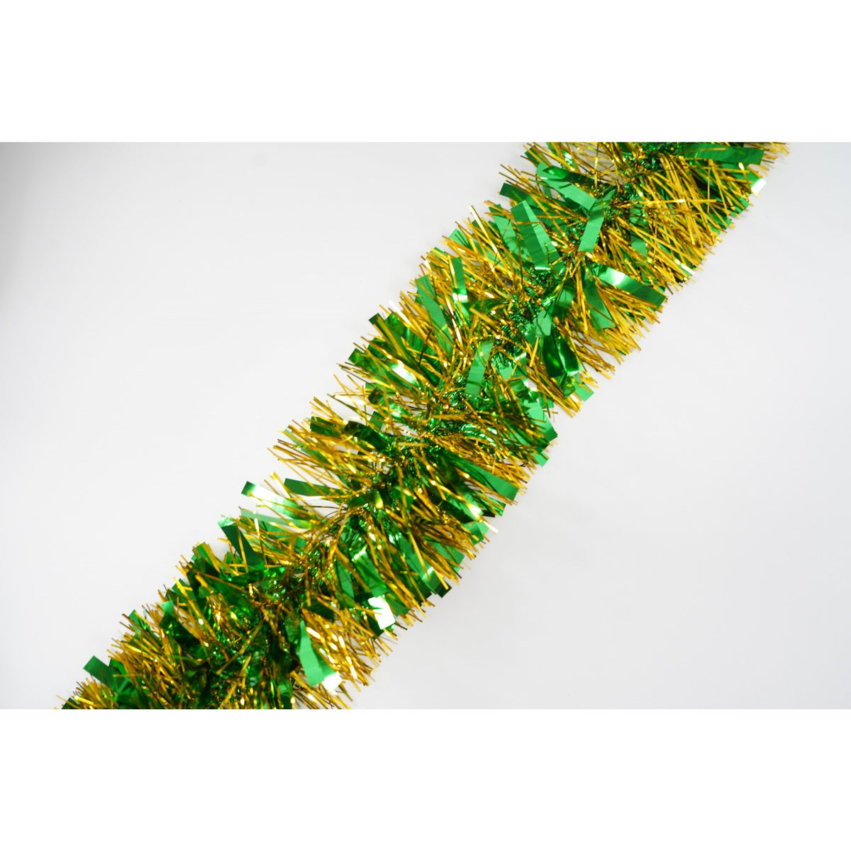 Beteala Craciun Verde Clasica, Ghirlanda Decorativa Pufoasa, Folie PVC, Interior si Exterior, 2 m x 11 cm