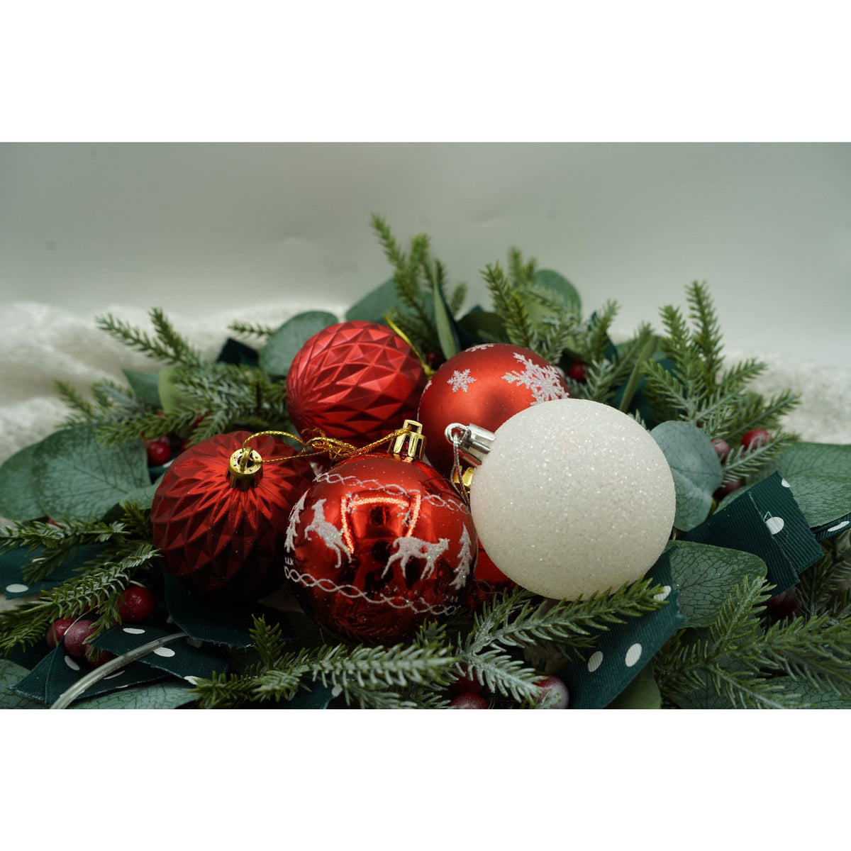 Set 24 Globuri de Crăciun pentru Brad, Ornamente Sferice cu Finisaj Sclipitor, Plastic Rezistent, Alb și Roșu, Diametru 6 cm