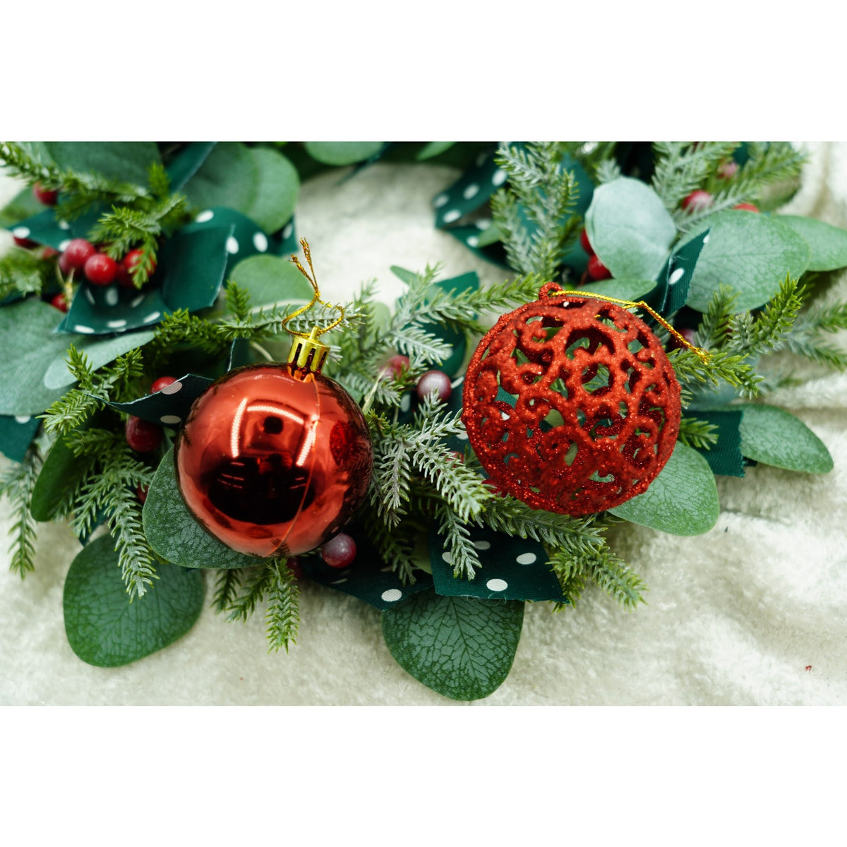 Set de 12 Globuri pentru Brad, Ornamente de Craciun cu Sclipici, Material Plastic Rezistent, Mix Rosu si Auriu, Diametru 6 cm, Cutie Cadou 23x18x6 cm